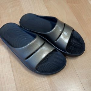Women’s OOFOS Recovery sandals Size 8